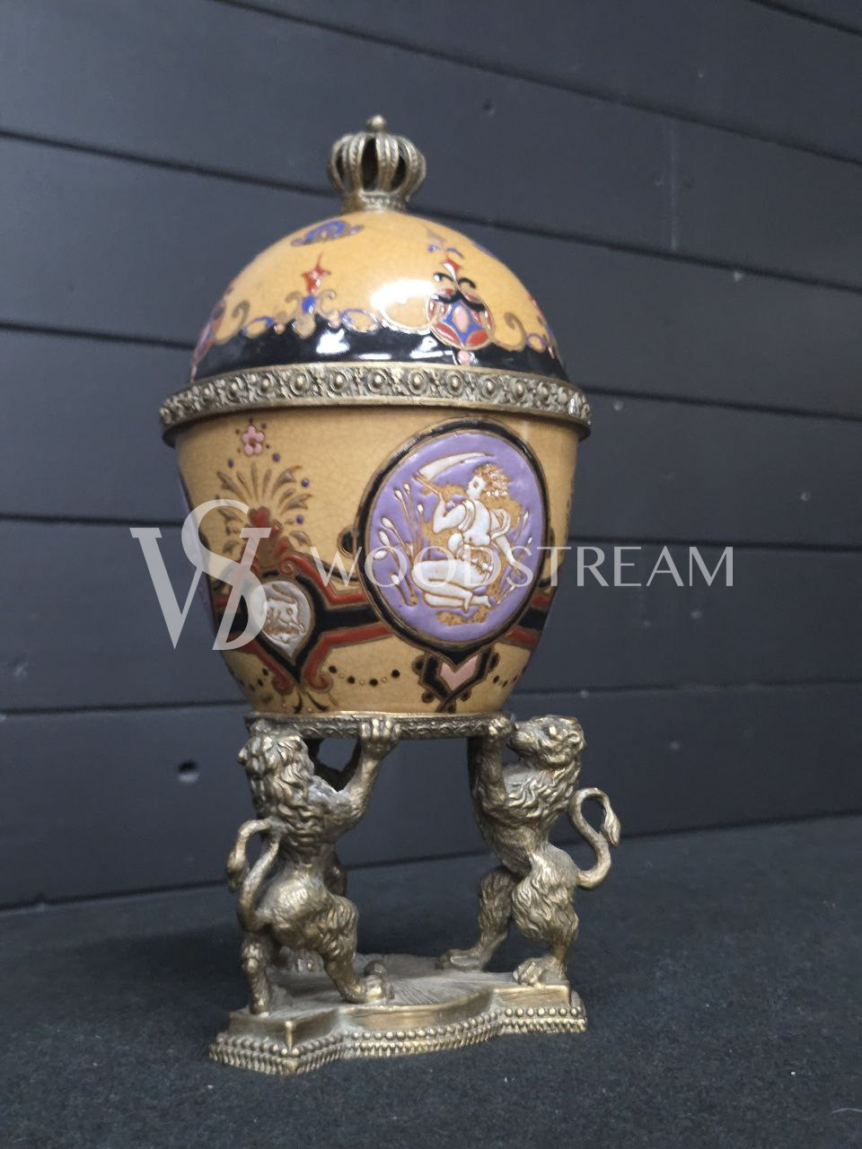 Ваза с крышкой в форме яйца на подставке в форме львов