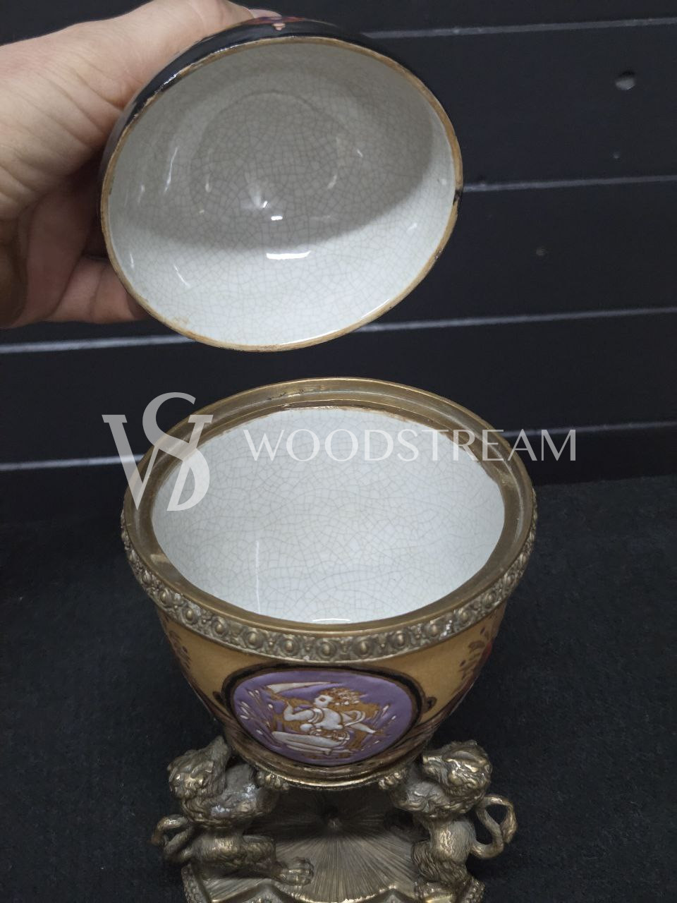 Ваза с крышкой в форме яйца на подставке в форме львов