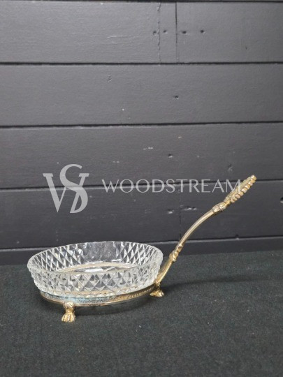 Тарелка сервировочная на подставке с ручкой