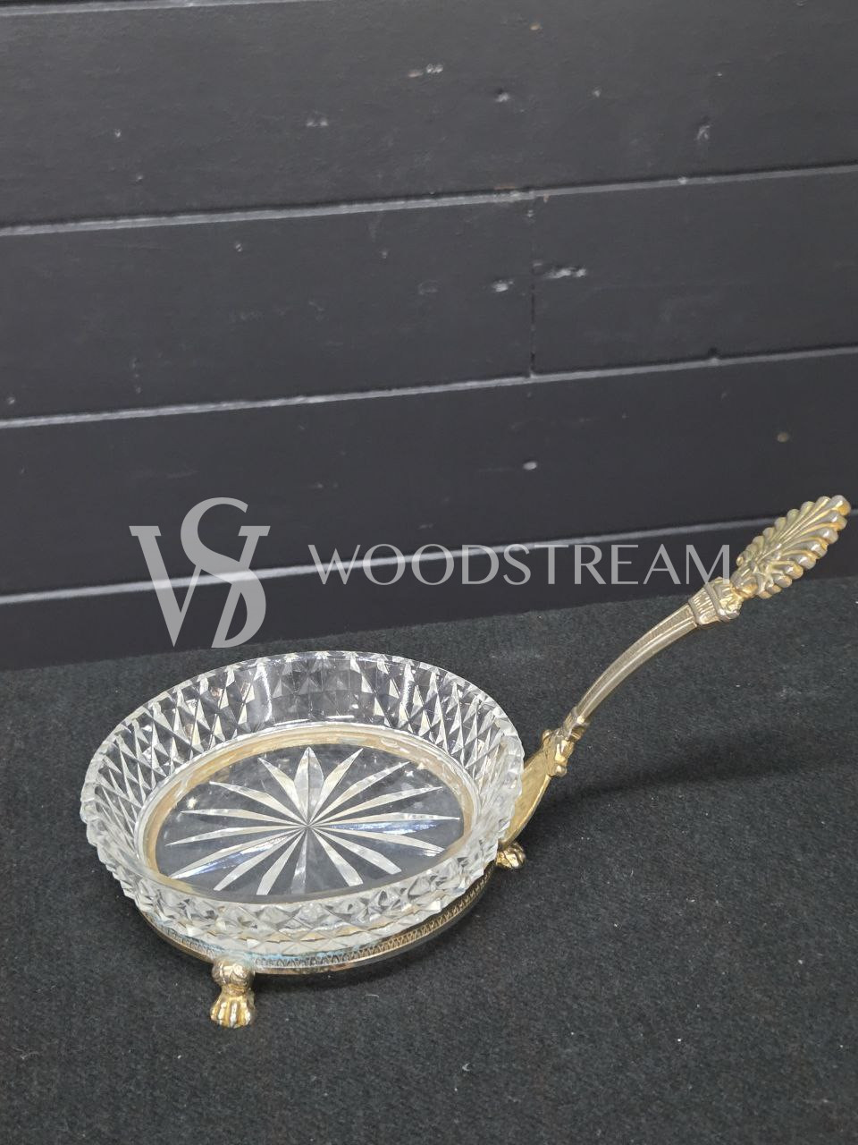 Тарелка сервировочная на подставке с ручкой