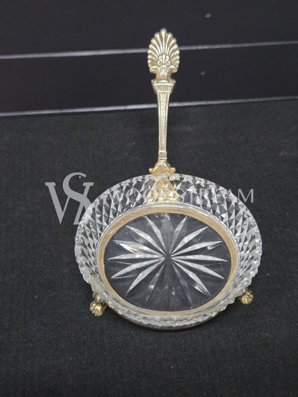 Тарелка сервировочная на подставке с ручкой