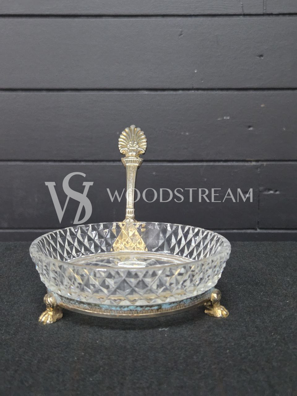 Тарелка сервировочная на подставке с ручкой