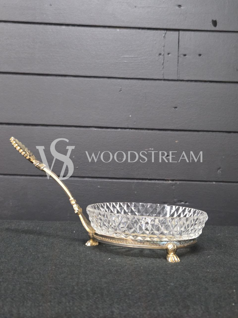 Тарелка сервировочная на подставке с ручкой