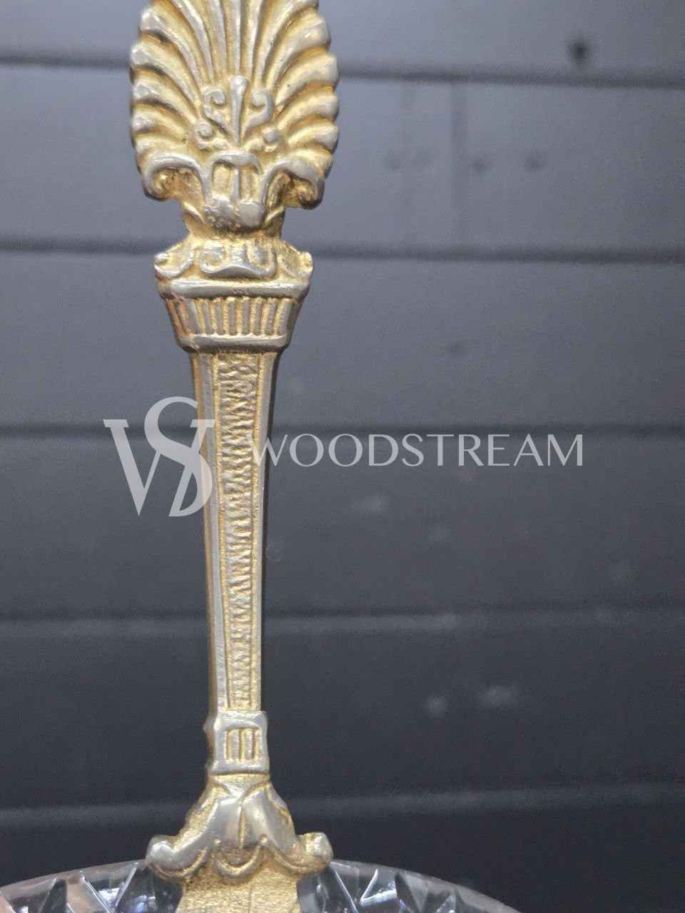 Тарелка сервировочная на подставке с ручкой