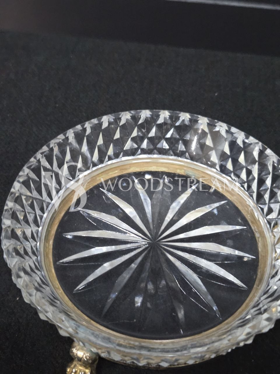 Тарелка сервировочная на подставке с ручкой