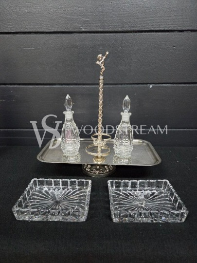 Набор для специй и соусов на подносе