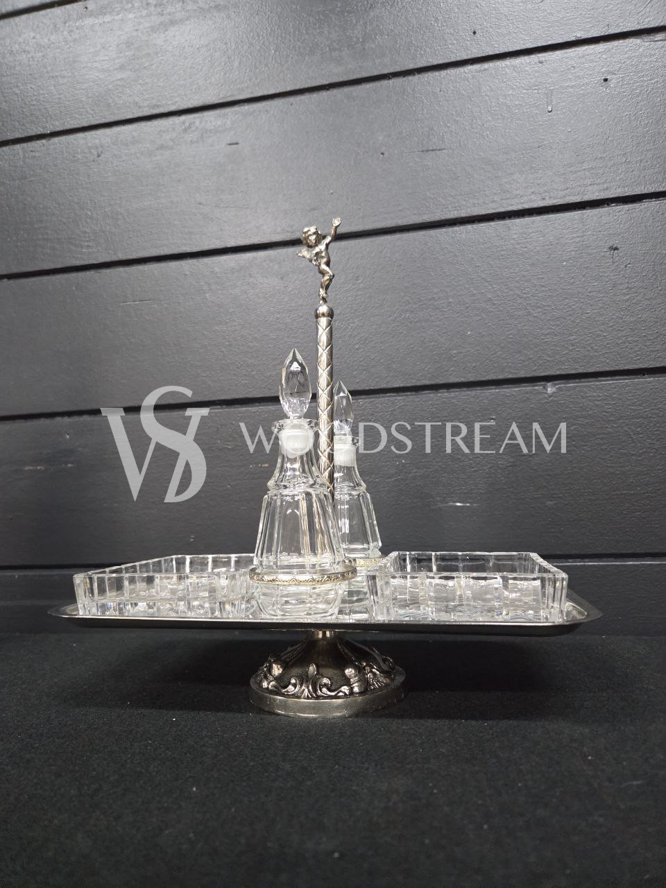 Набор для специй и соусов на подносе