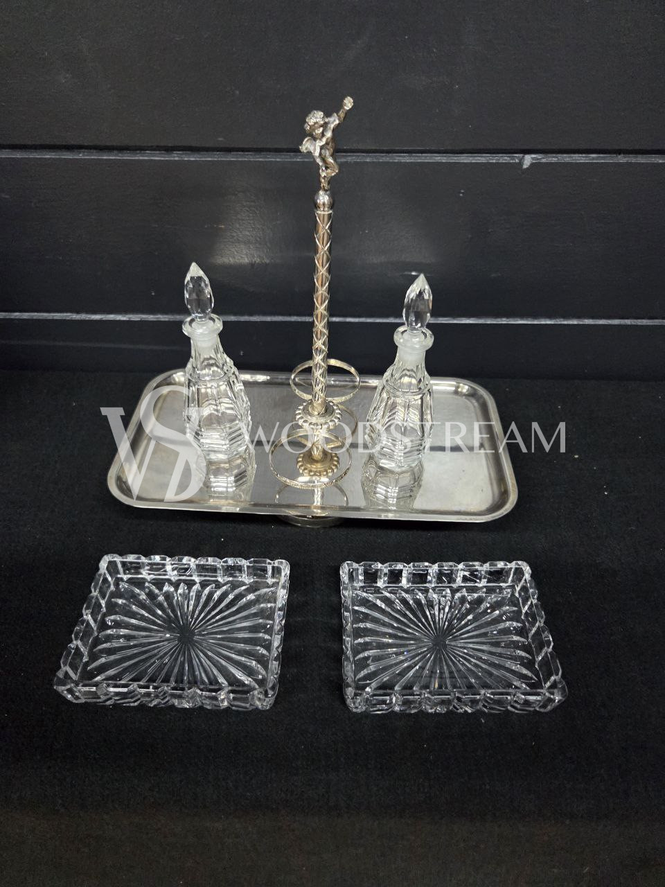 Набор для специй и соусов на подносе