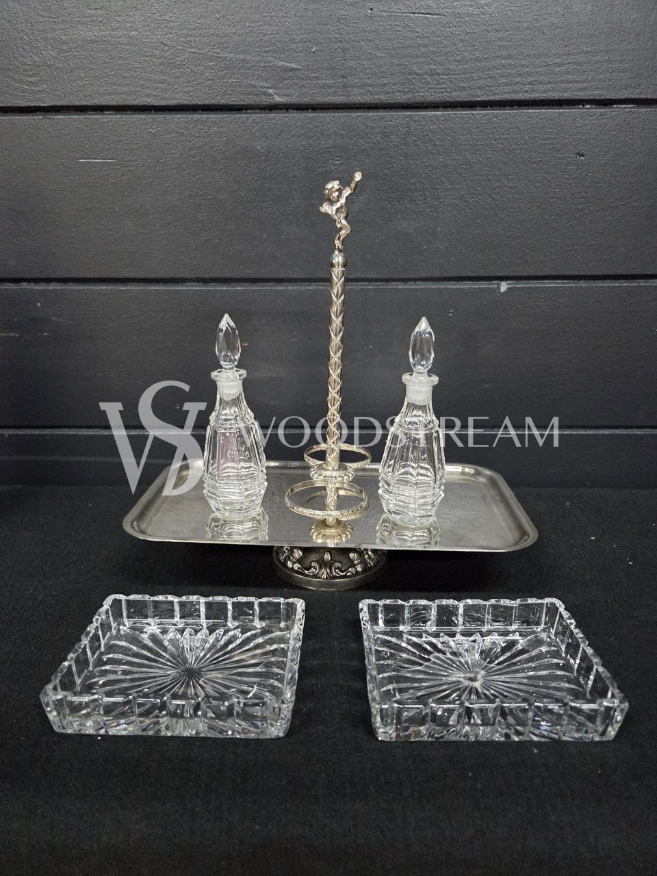 Набор для специй и соусов на подносе