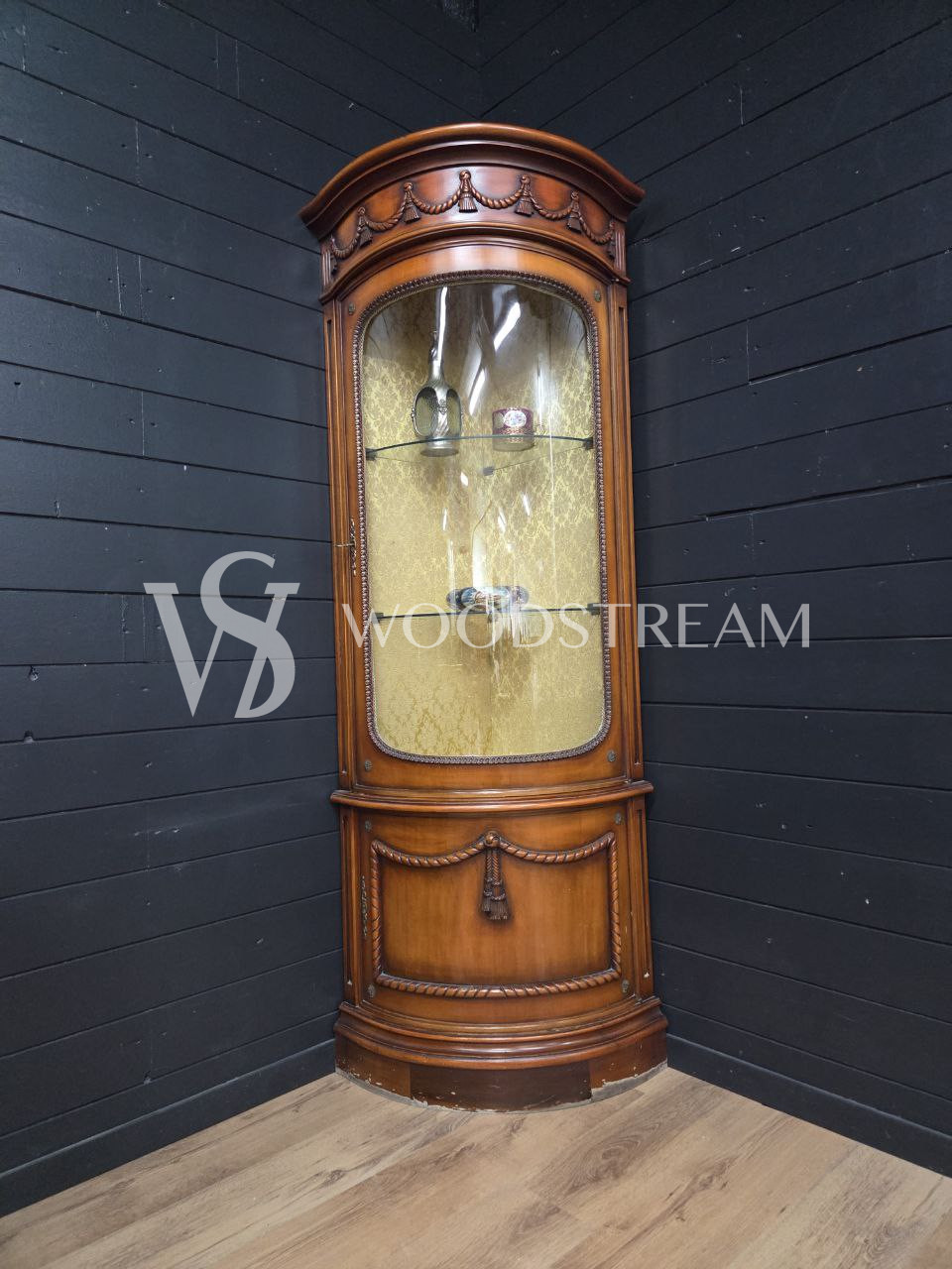 Витрина угловая винтажная