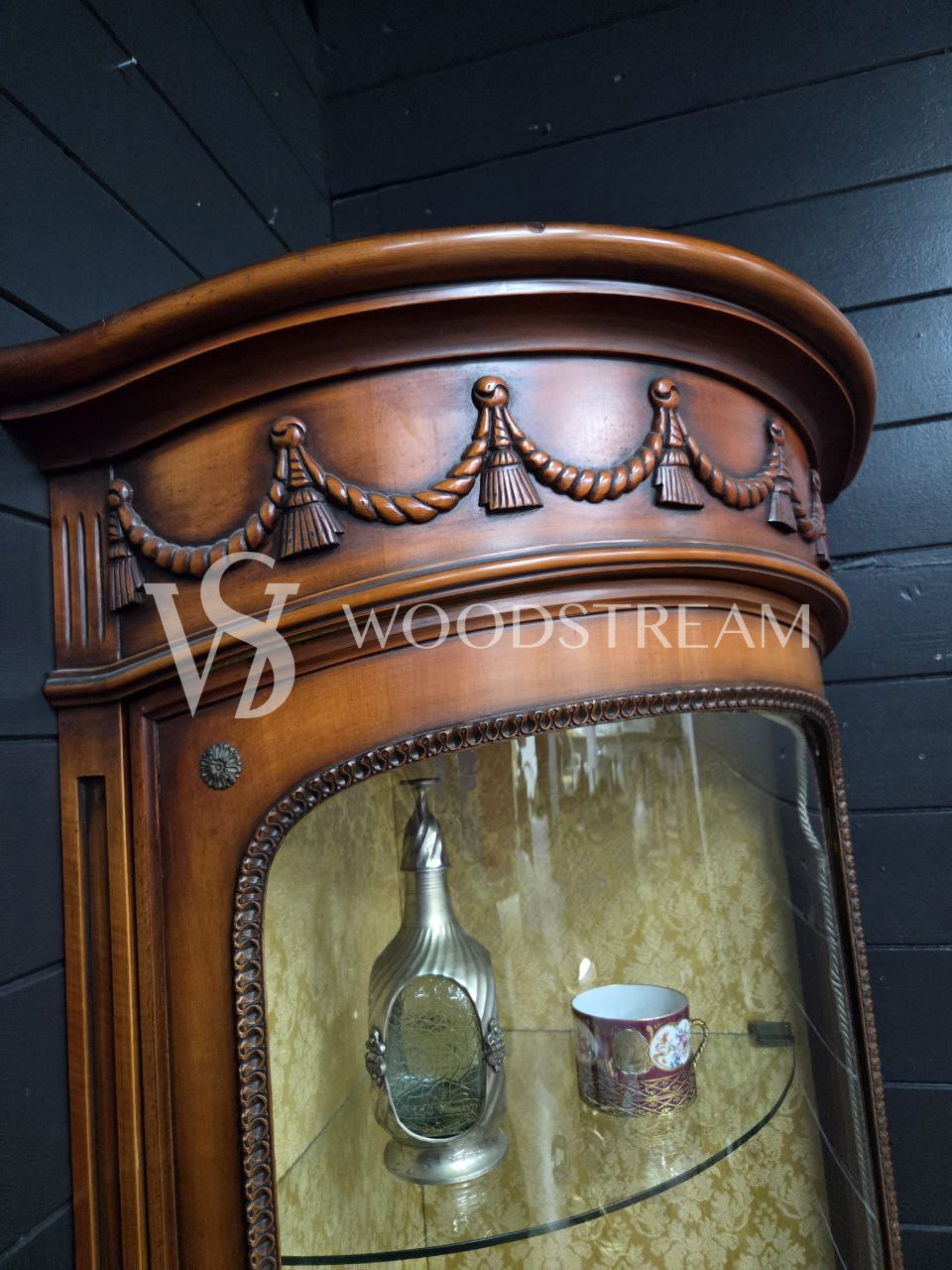 Витрина угловая винтажная