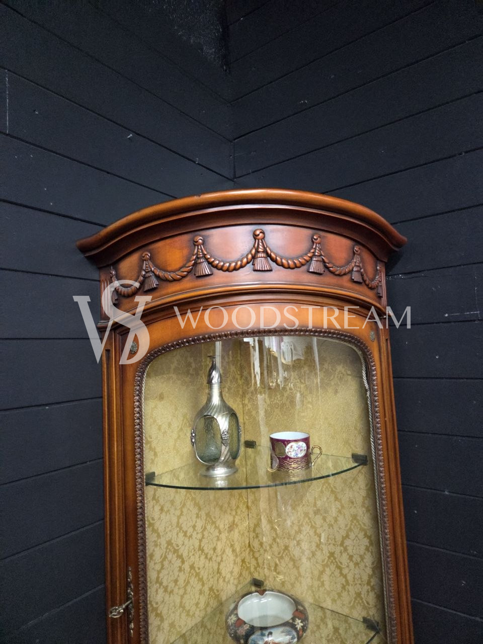 Витрина угловая винтажная