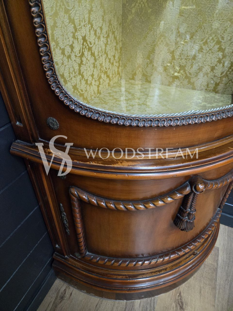 Витрина угловая винтажная