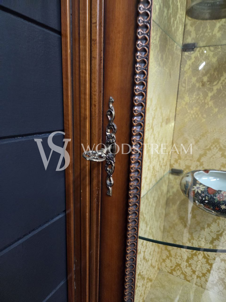 Витрина угловая винтажная