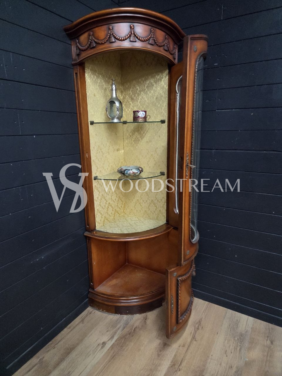 Витрина угловая винтажная