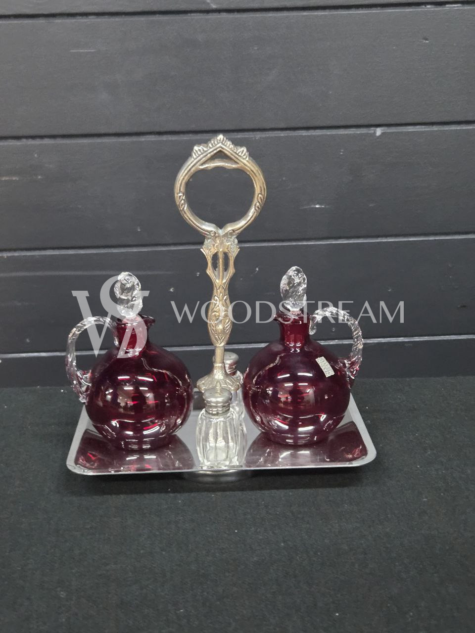 Набор для специй и соусов на подносе