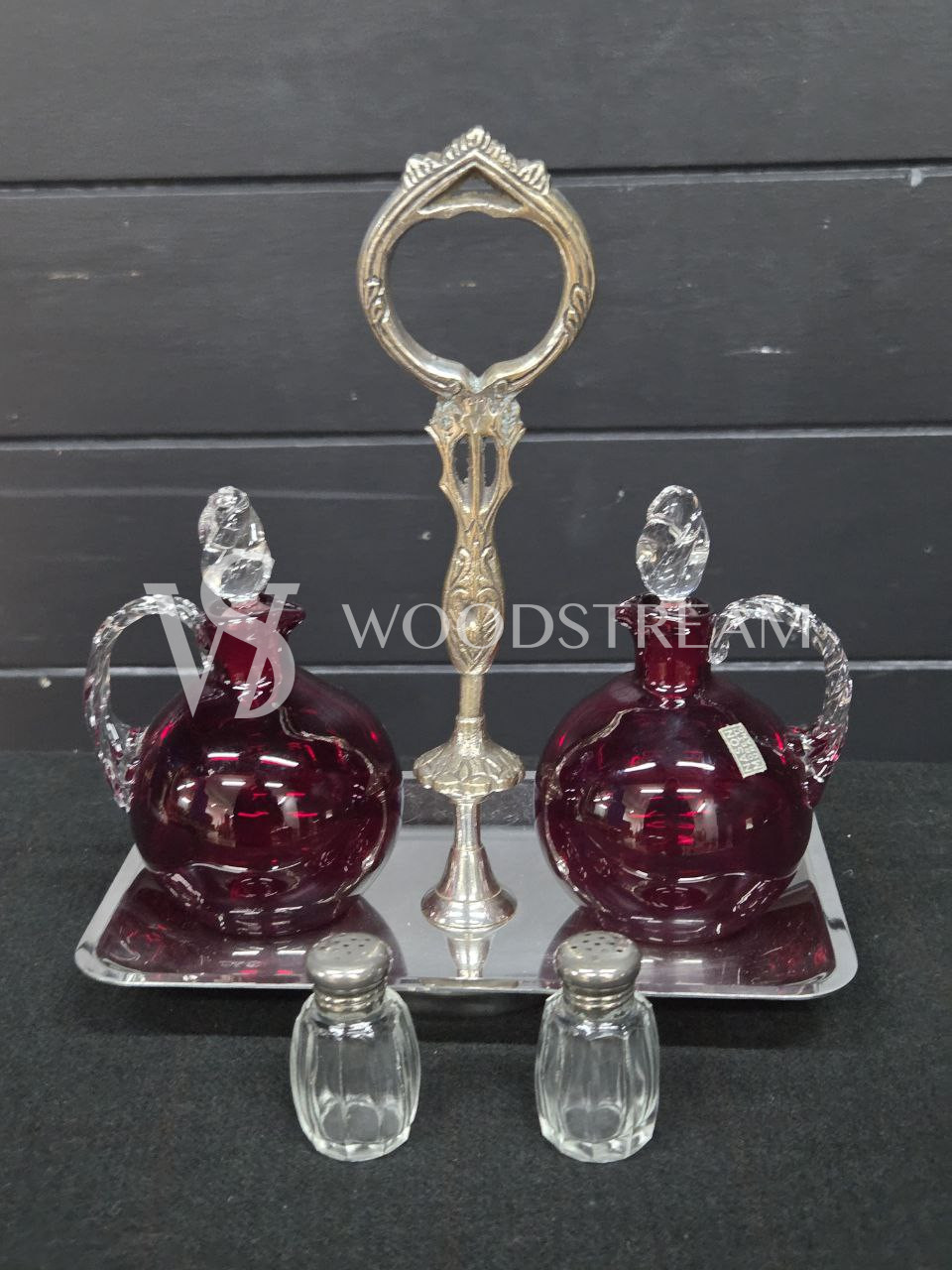 Набор для специй и соусов на подносе