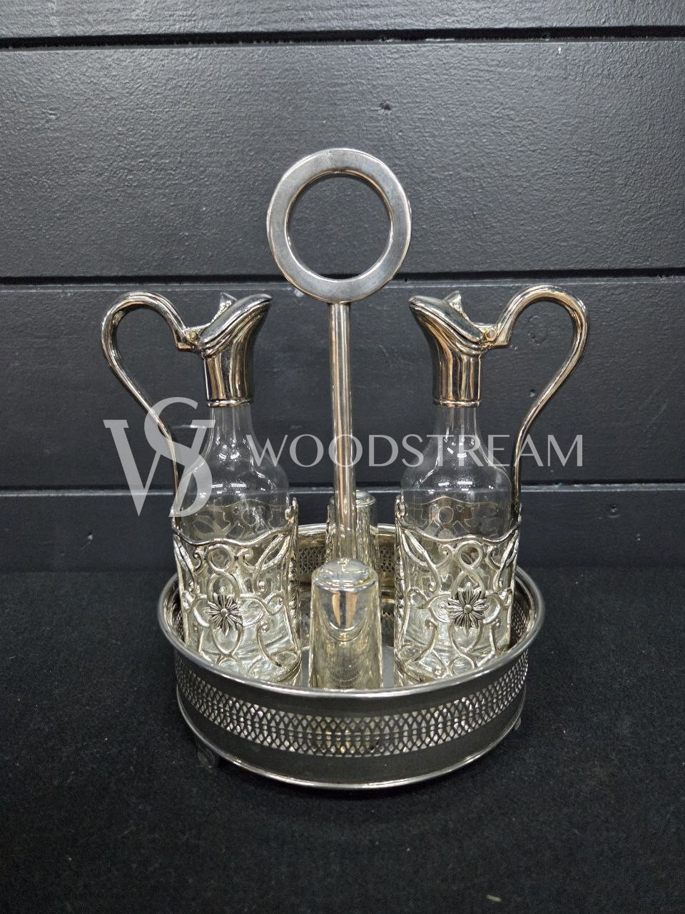 Набор для специй и соусов на подносе