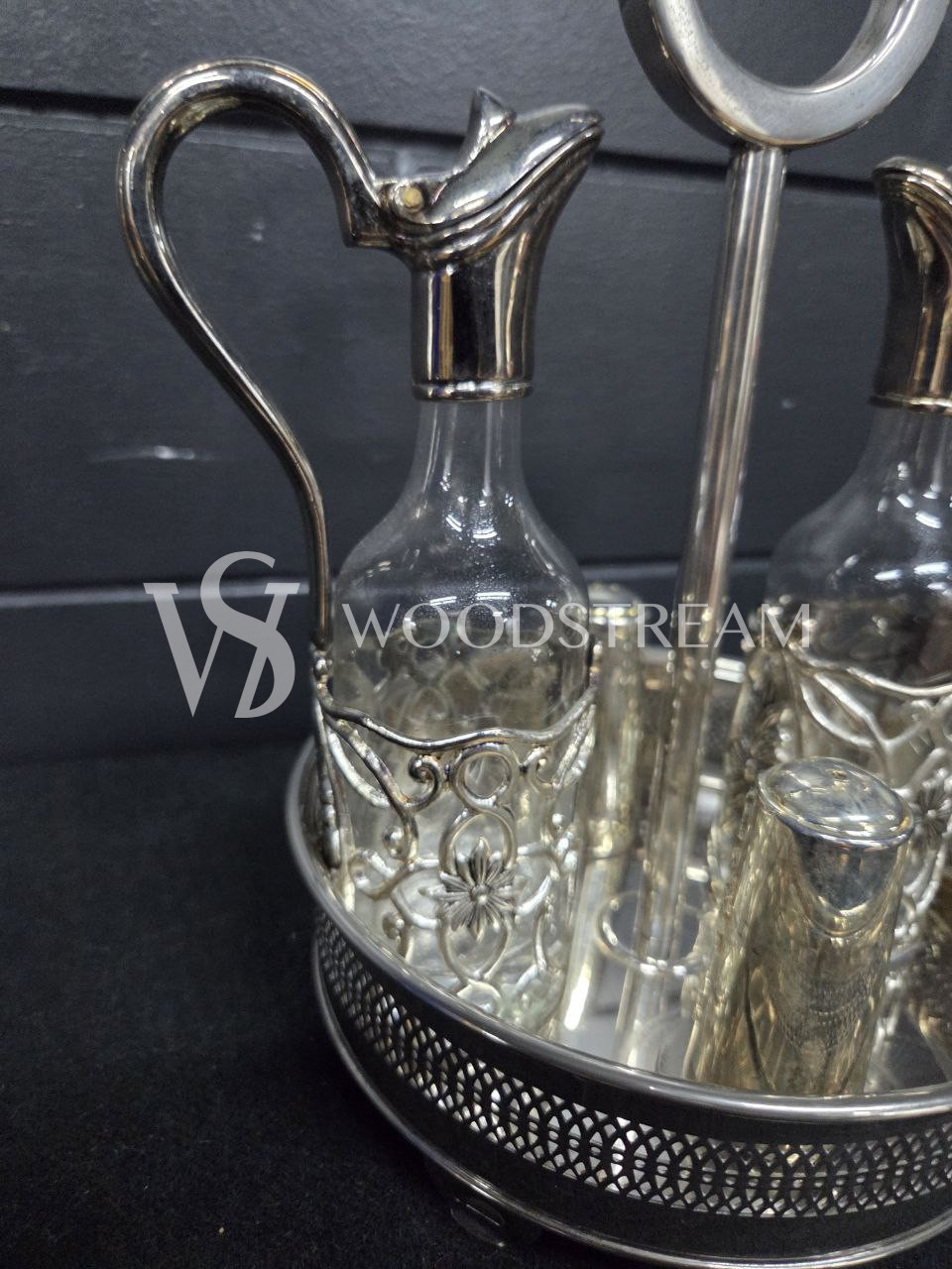 Набор для специй и соусов на подносе