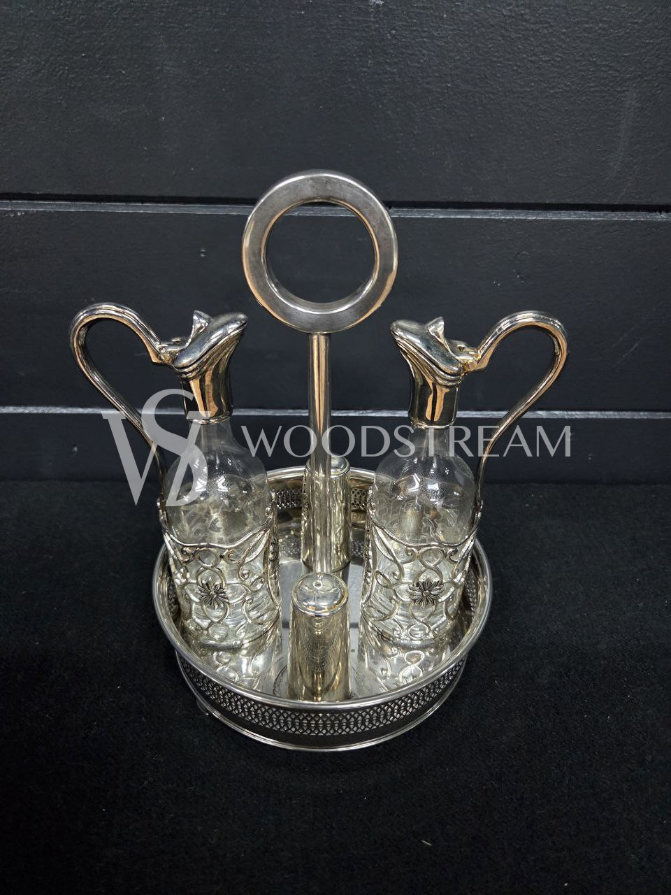 Набор для специй и соусов на подносе