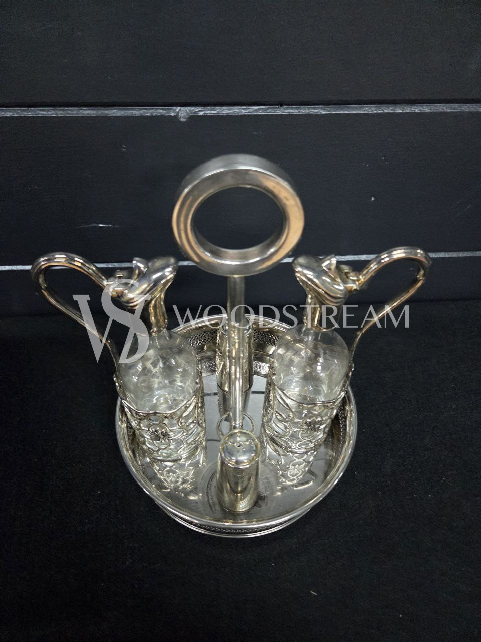 Набор для специй и соусов на подносе