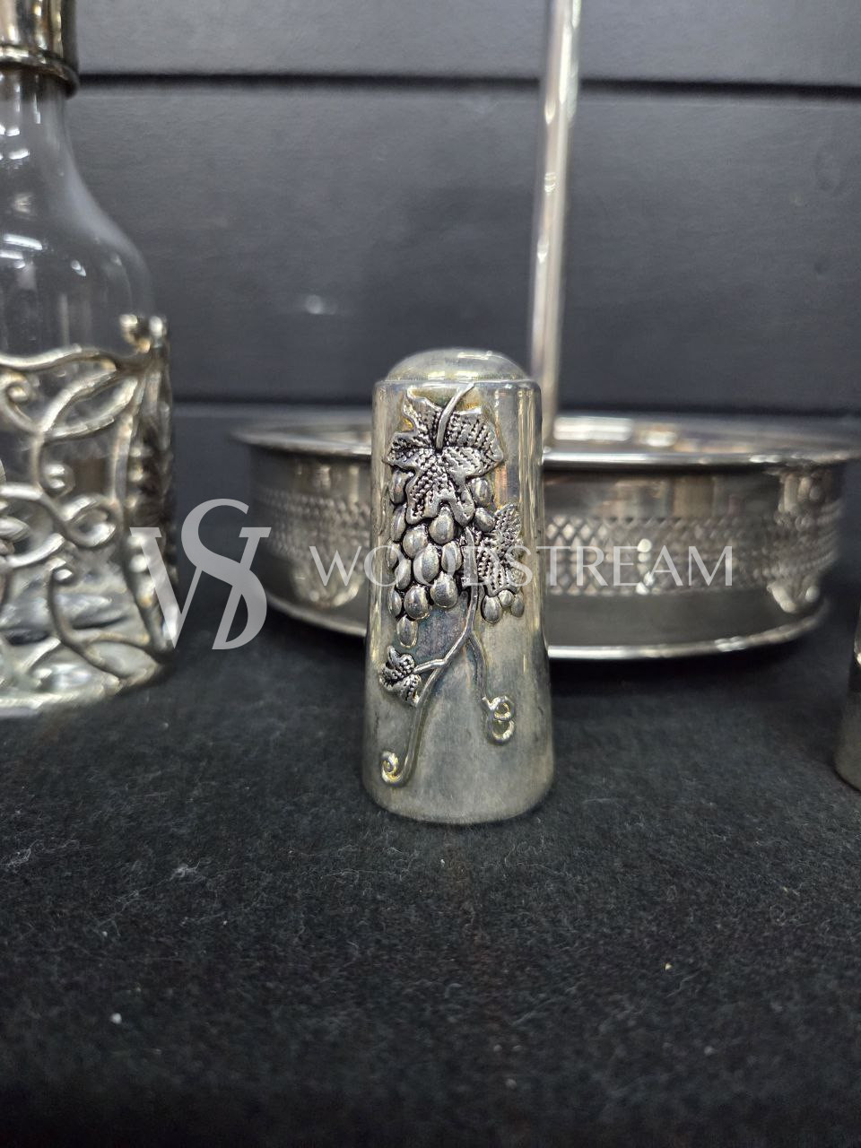 Набор для специй и соусов на подносе