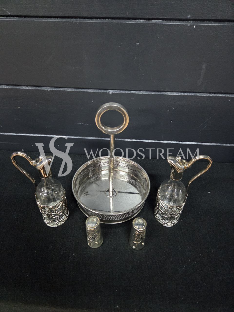 Набор для специй и соусов на подносе