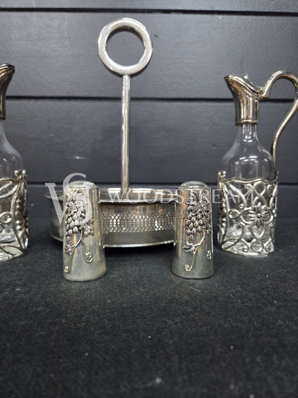 Набор для специй и соусов на подносе