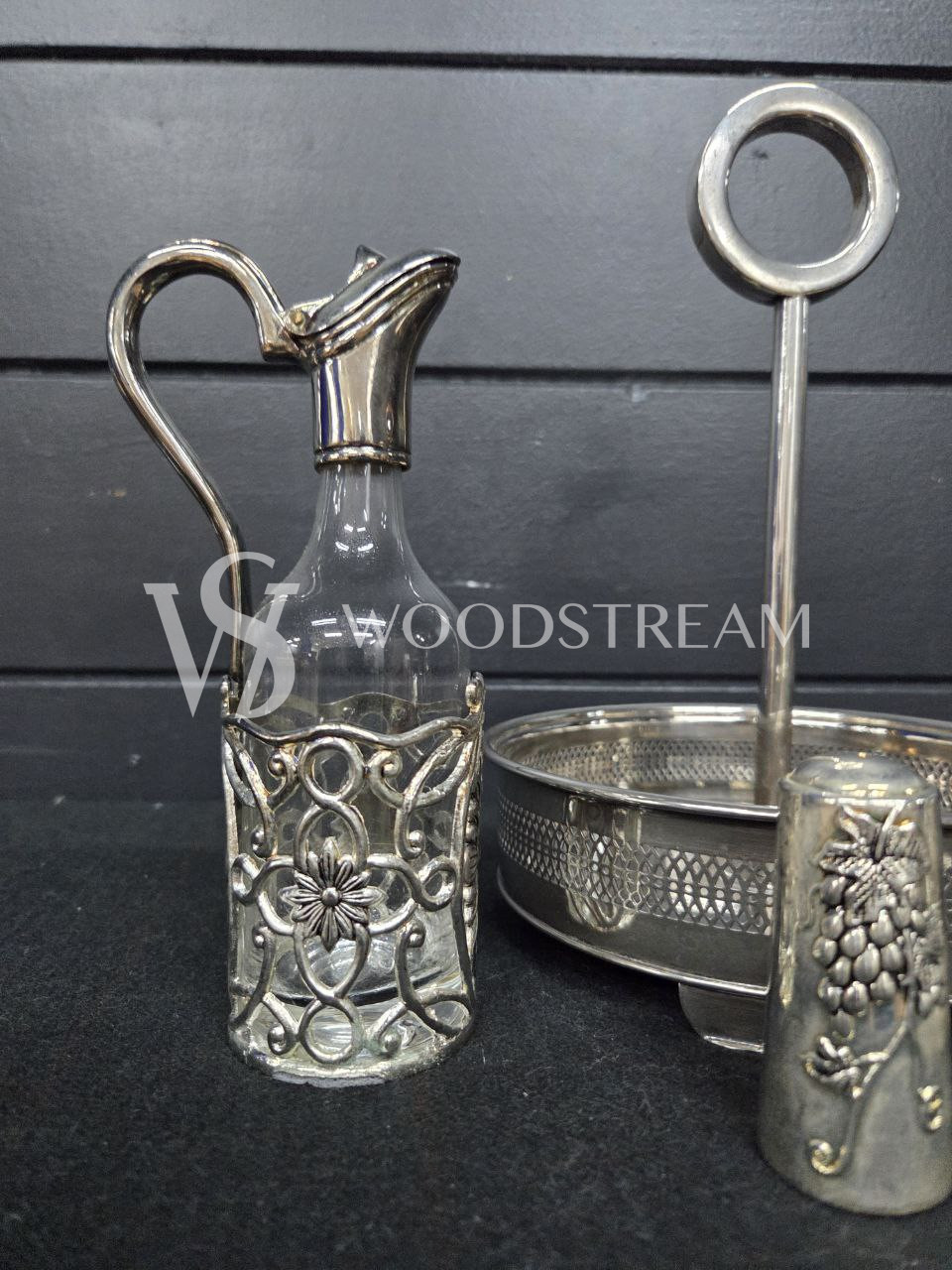 Набор для специй и соусов на подносе