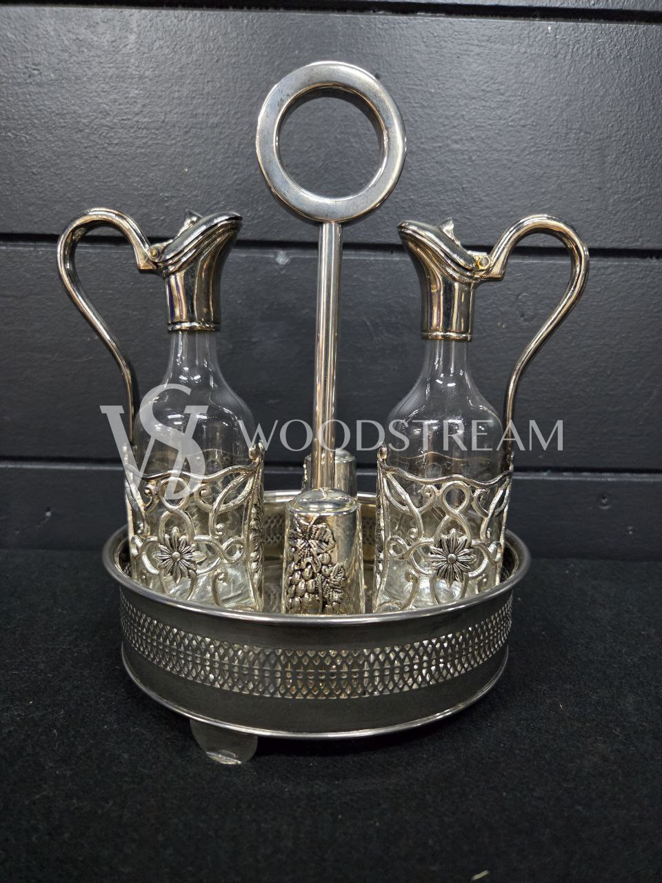 Набор для специй и соусов на подносе