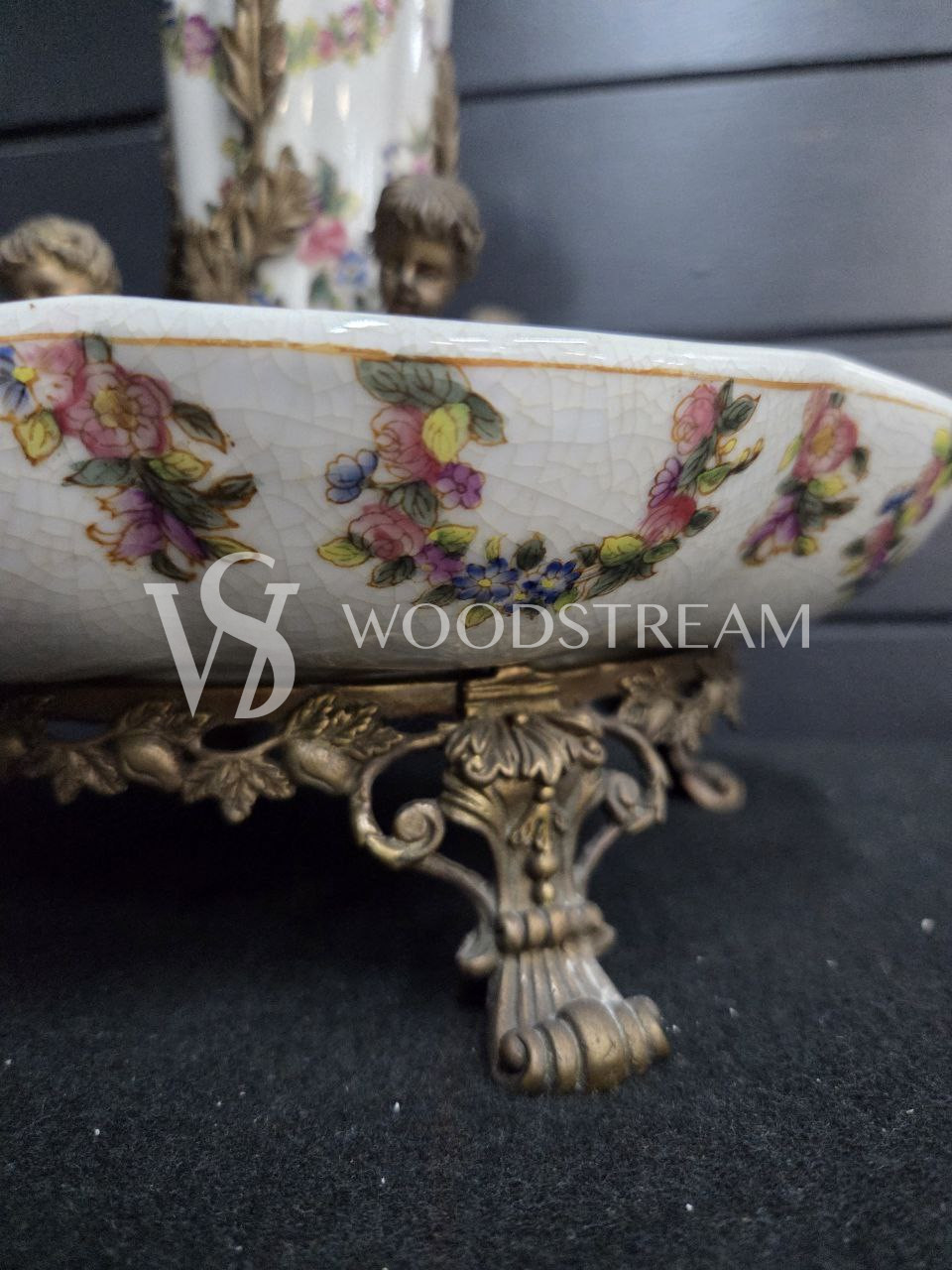 Ваза тюльпье с путти на подставке