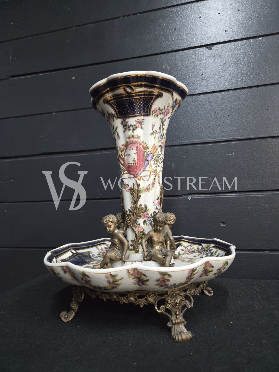 Ваза тюльпье с путти на подставке