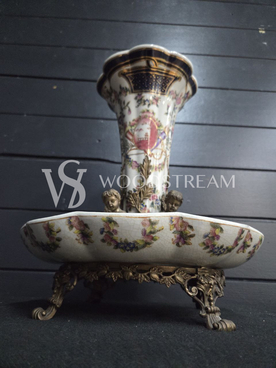 Ваза тюльпье с путти на подставке