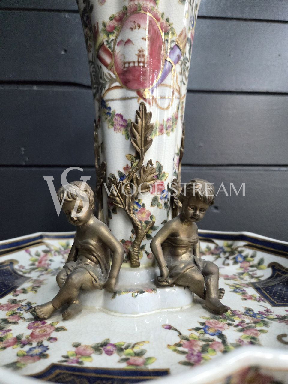 Ваза тюльпье с путти на подставке