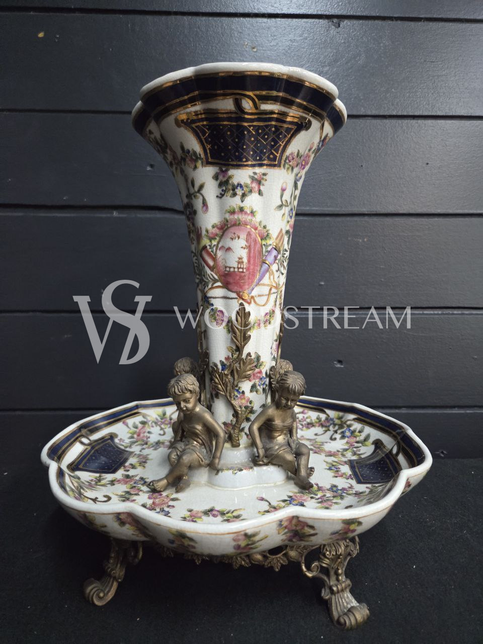 Ваза тюльпье с путти на подставке