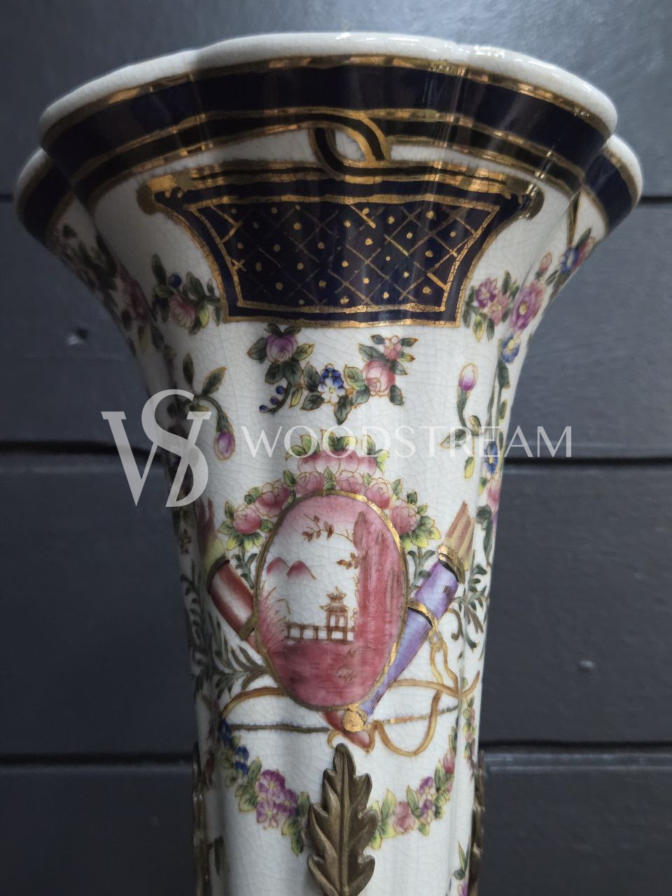 Ваза тюльпье с путти на подставке