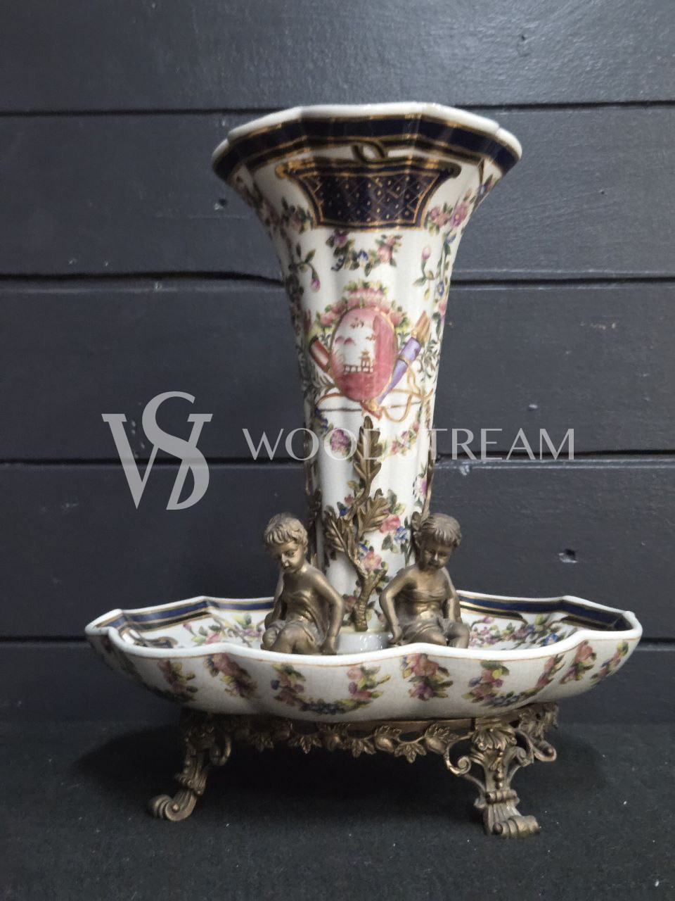 Ваза тюльпье с путти на подставке