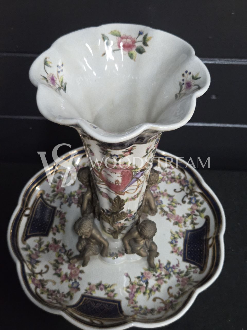 Ваза тюльпье с путти на подставке