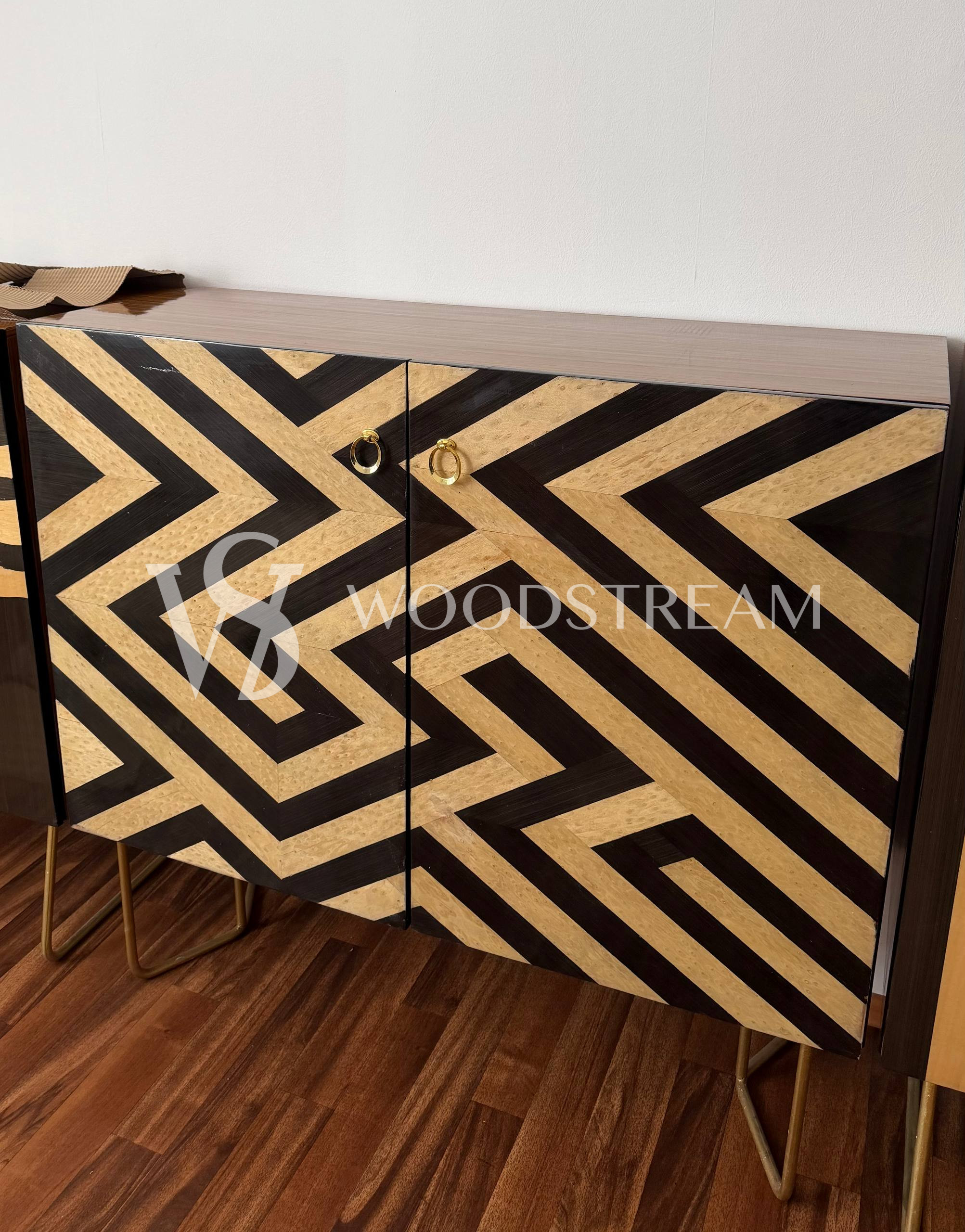 Тумба с геометрическим рисунком