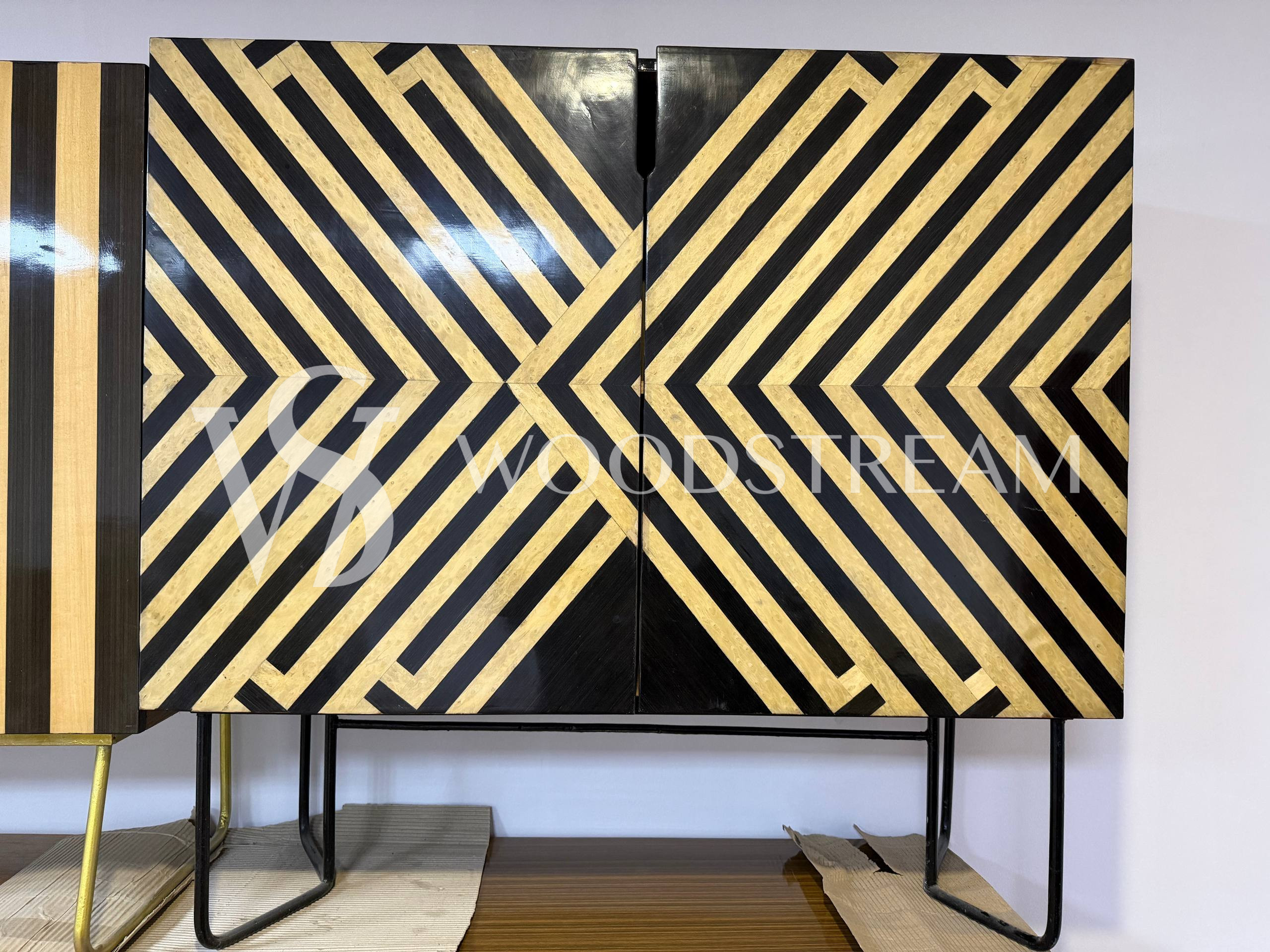 Тумба с геометрическим рисунком