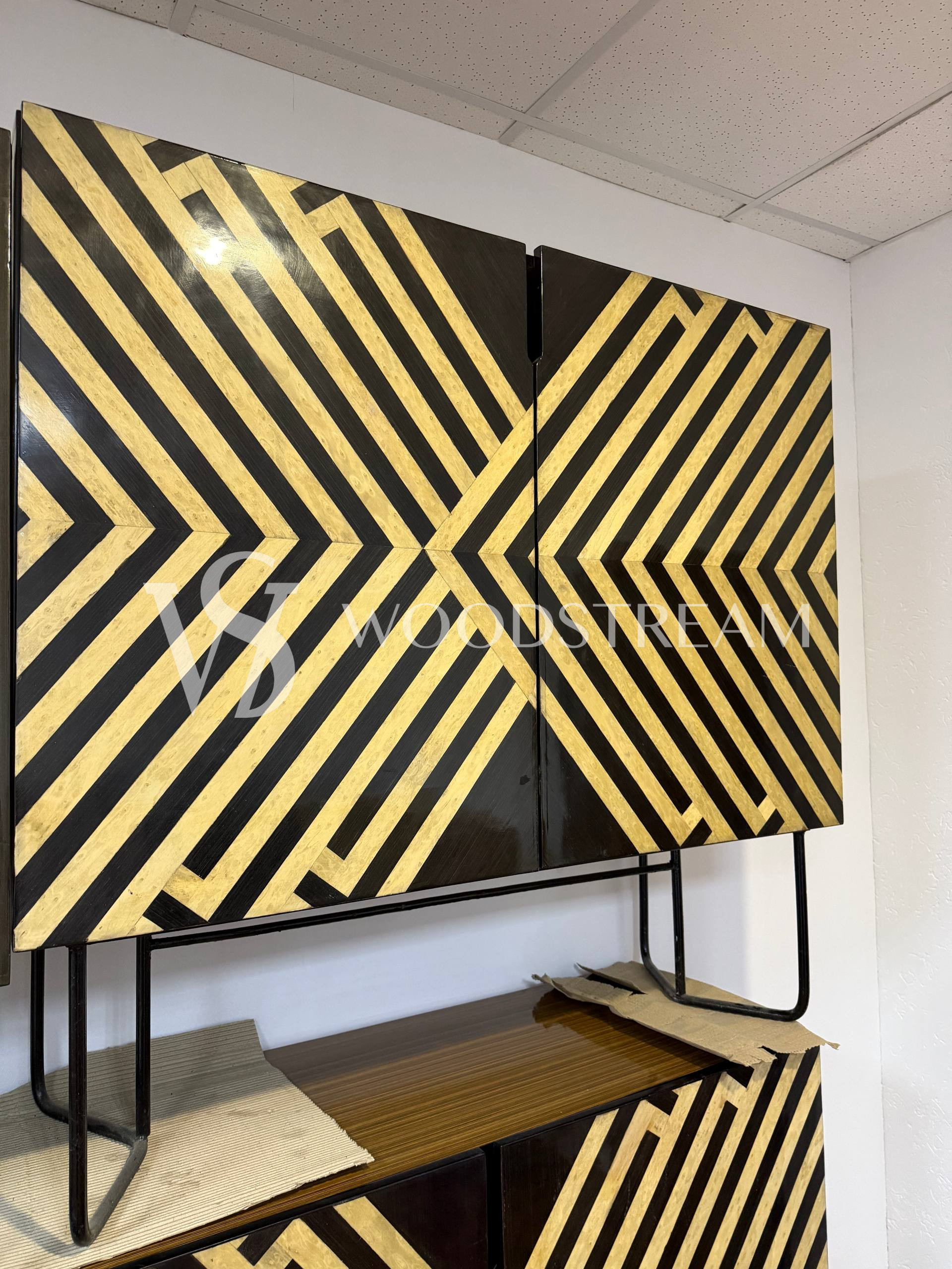 Тумба с геометрическим рисунком