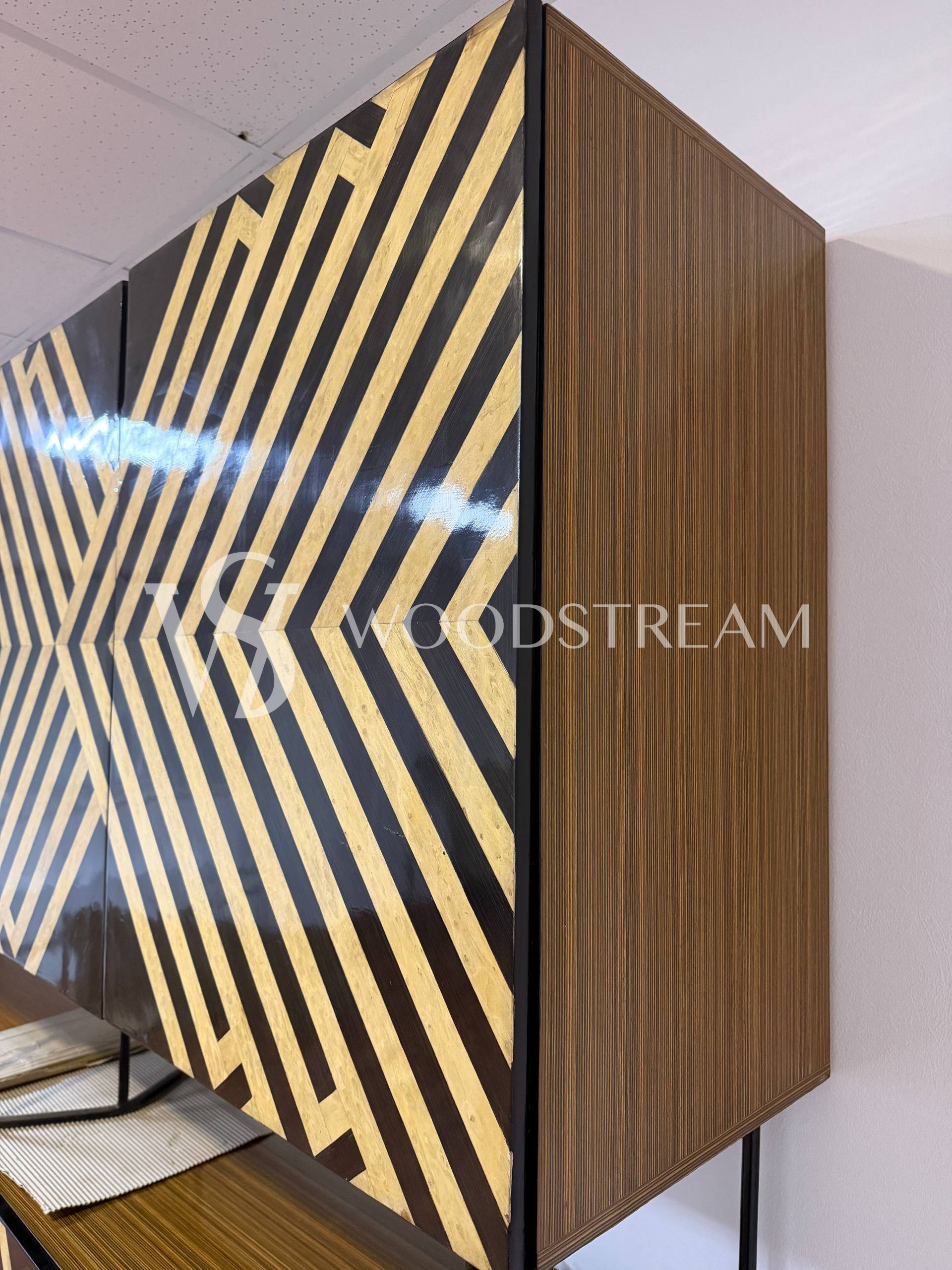 Тумба с геометрическим рисунком