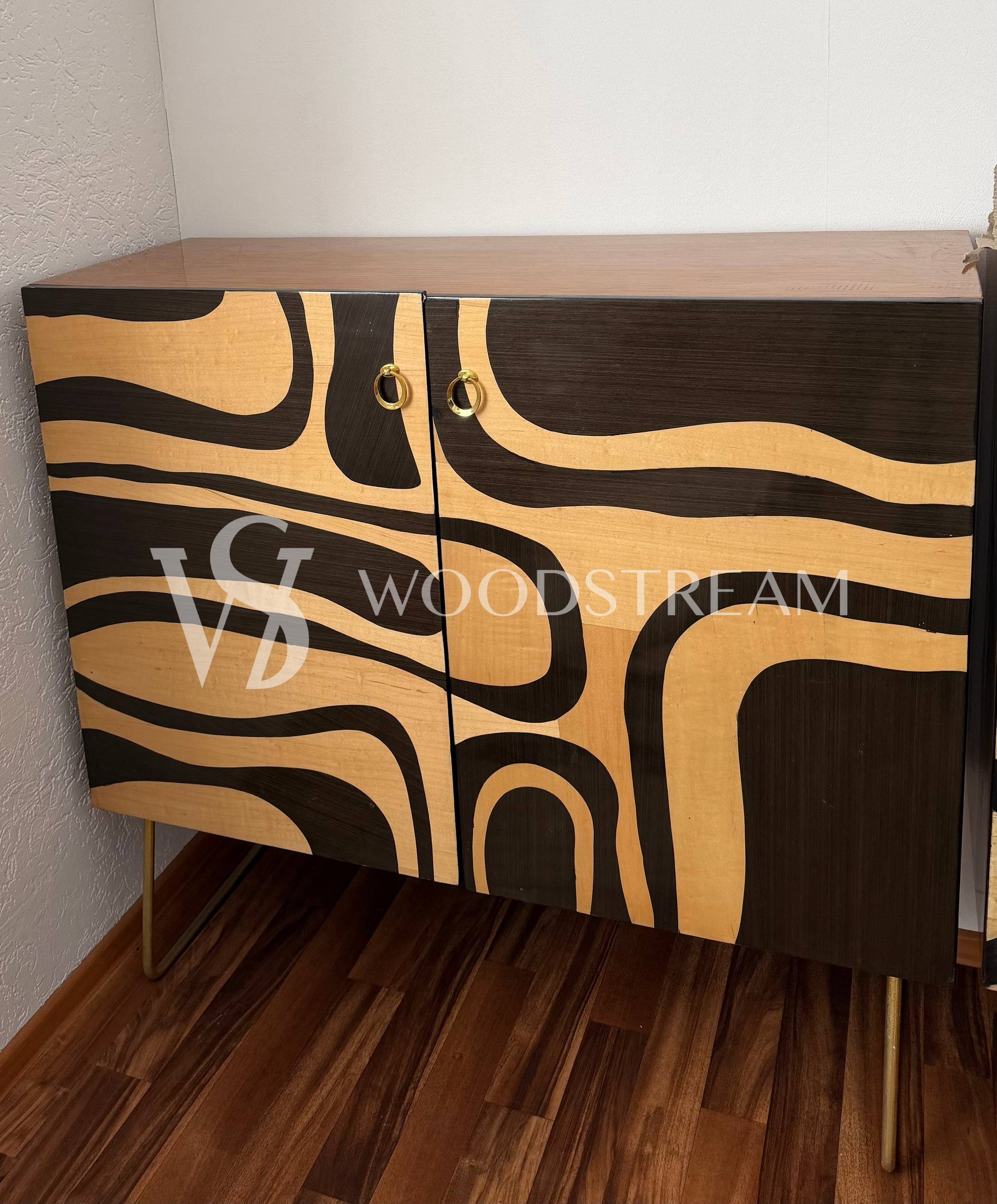 Шкаф с геометрическим рисунком