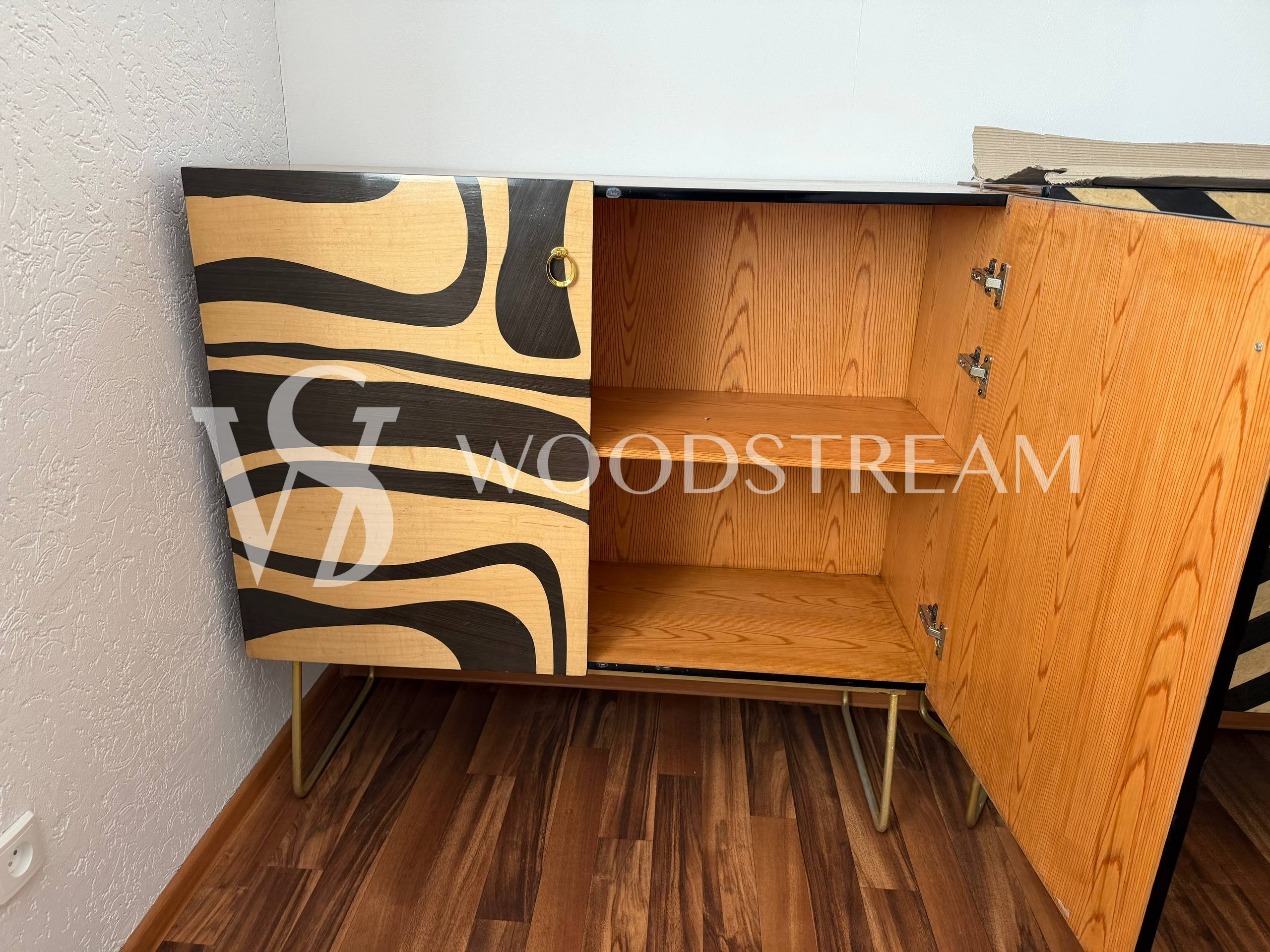 Шкаф с геометрическим рисунком