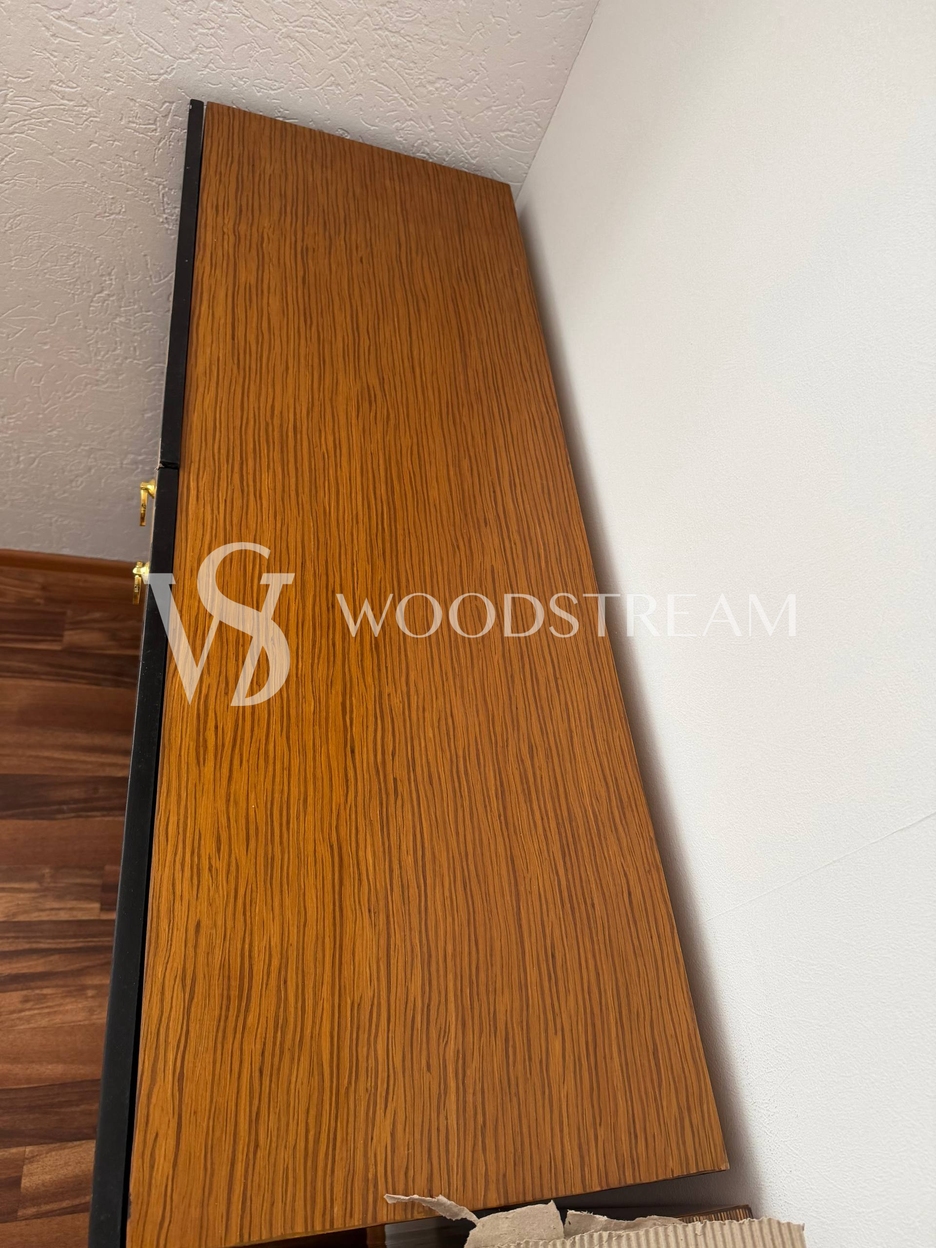 Шкаф с геометрическим рисунком