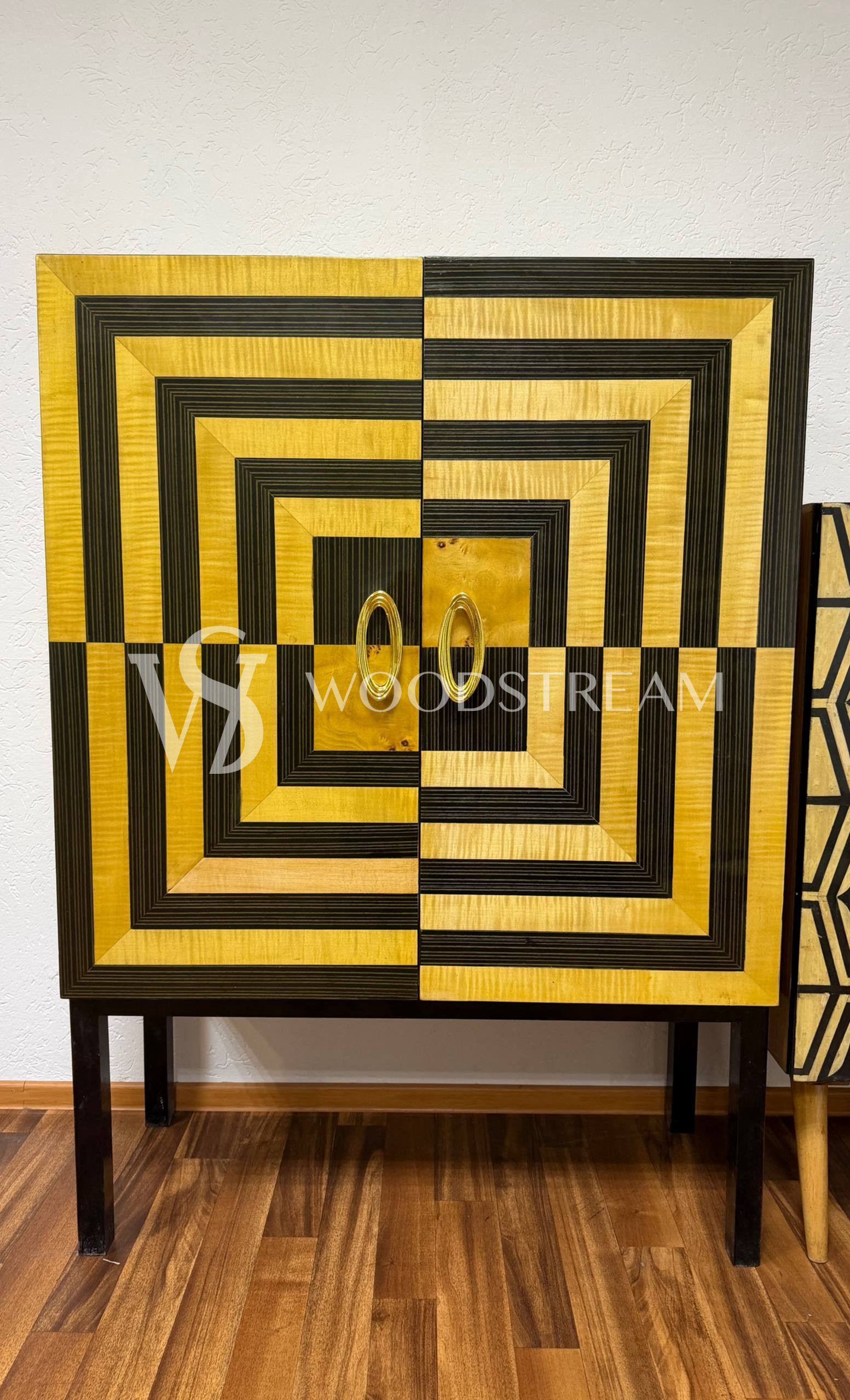 Шкаф/Бар с геометрическим рисунком
