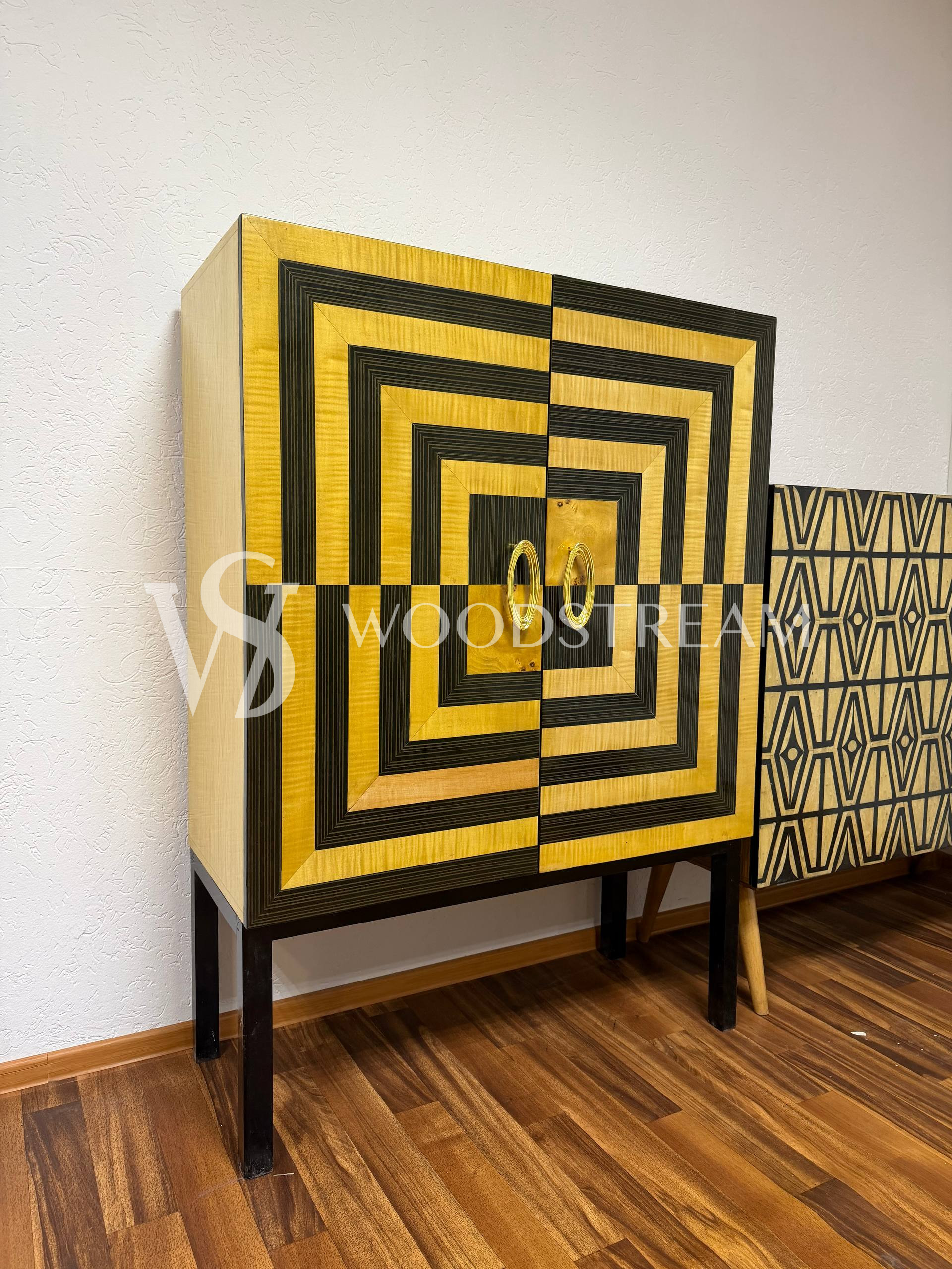Шкаф/Бар с геометрическим рисунком