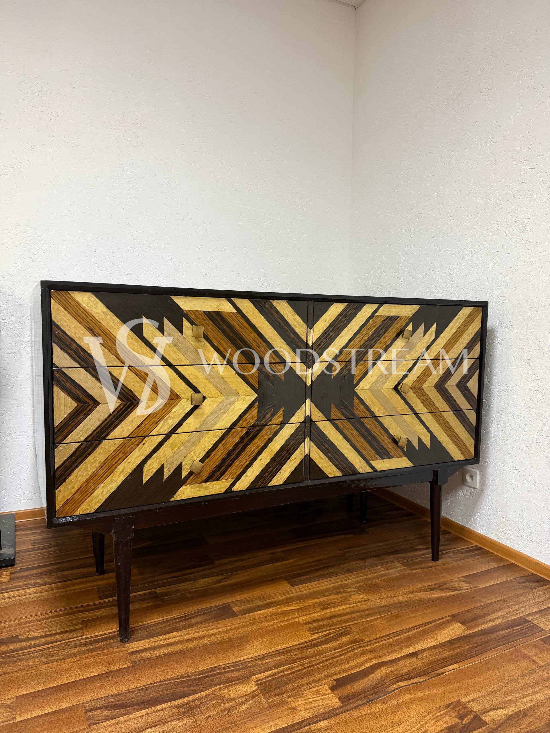 Тумба с геометрическим рисунком