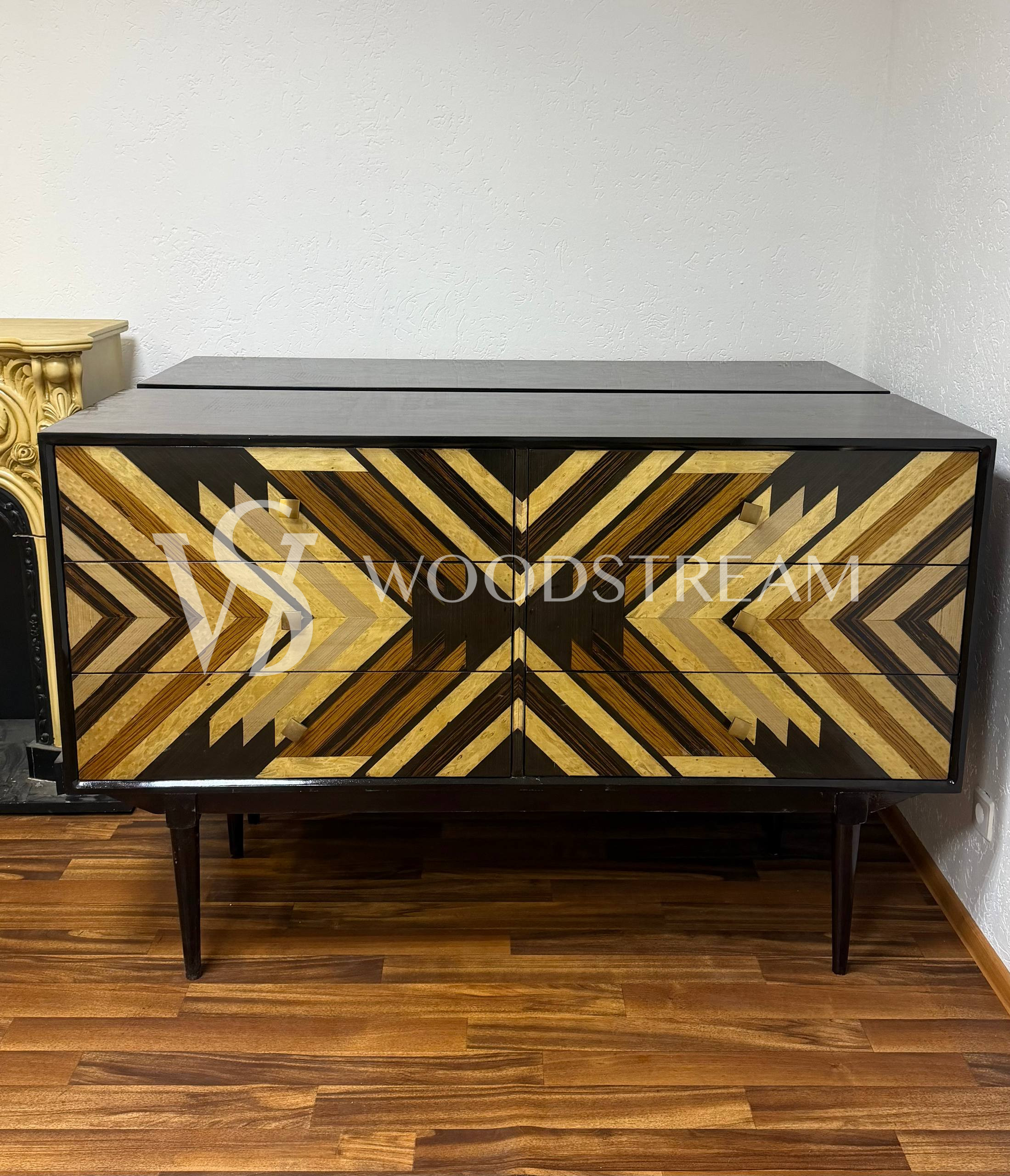 Тумба с геометрическим рисунком