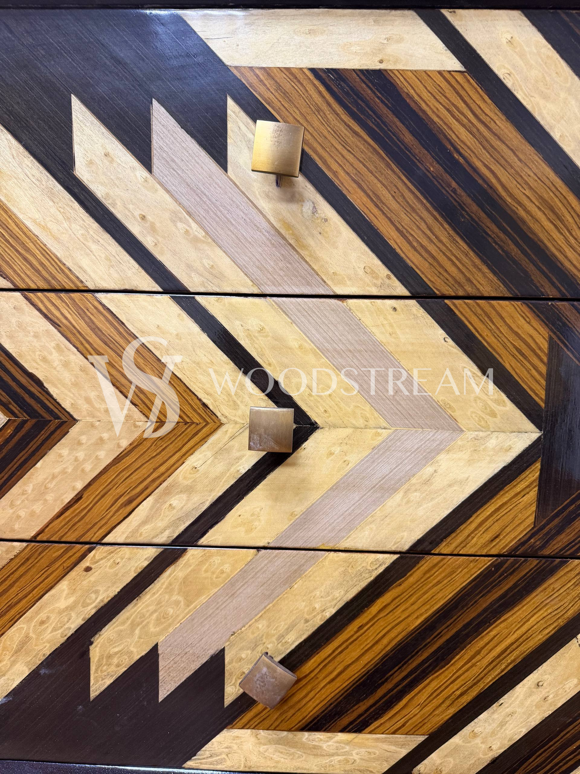 Тумба с геометрическим рисунком